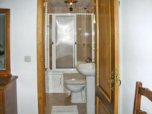 ein Badezimmer mit Toilette, Waschbecken und Spiegel in der Unterkunft Charming Villa in Pedraça with Shared Pool in Pedraça + 18 Fotos