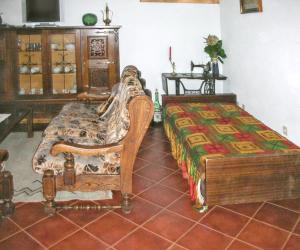 ein Schlafzimmer mit einem Sofa, einem Bett und einem Tisch in der Unterkunft Charming Villa in Pedraça with Shared Pool in Pedraça