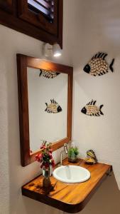 グアジルにあるVila Carnaúba - casa pé na areia em Guajiru Trairiの洗面台と鏡のあるバスルーム