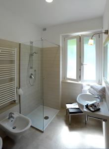 une salle de bain avec douche, lavabo et toilettes dans l'établissement Residence La Dolce Vita, à Maiori 44 autres photos