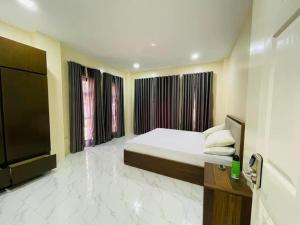 Ένα ή περισσότερα κρεβάτια σε δωμάτιο στο 3 Storey Baguio Modern Transient House by DeiGratia