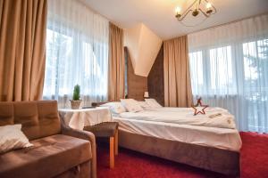 Un pat sau paturi într-o cameră la Willa Karolcia Zakopane -Basen Jacuzzi +37 fotografii