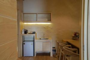 Dapur atau dapur kecil di Le La Lake Resort and Spa
