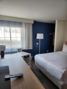 Spark by Hilton Wichita East客房内的一张或多张床位