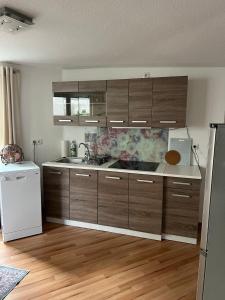 Кухня или мини-кухня в Ferienwohnung 3 Löhr Koblenz
 +2 фотографии