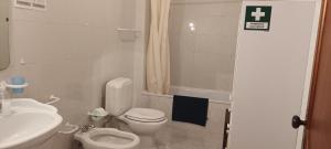 Un baño pequeño con inodoro y lavabo. en T1 em Alvor, en Alvor