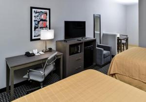 TV a/nebo společenská místnost v ubytování Scottish Inn & Suites Cotulla, TX