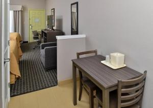 Posezení v ubytování Scottish Inn & Suites Cotulla, TX