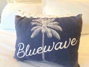 Postel nebo postele na pokoji v ubytování Blue Wave Suite 3