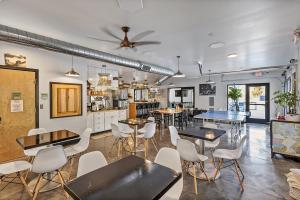 Et opholdsområde på First floor room with access to chefs kitchen + 11 billeder