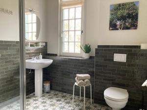 un baño con lavabo e inodoro en Tree & B, en Brujas