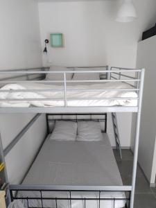 una habitación con dos literas en una habitación en Le studio médocain, en Cussac-Fort-Medoc