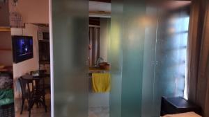 福塔莱萨Meu Canto hospedagem的客房设有厨房和带 更多7张照片