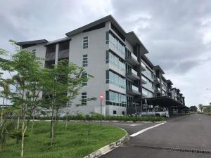 Hermosa Homestay في لاهاد داتو: مبنى أبيض كبير مع موقف للسيارات