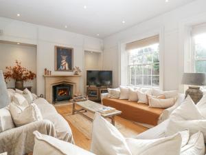 モートン・イン・マーシュにあるCotswold Houseのリビングルーム(白い家具、暖炉付)