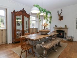 モートン・イン・マーシュにあるCotswold Houseのダイニングルーム(テーブル、椅子、暖炉付)