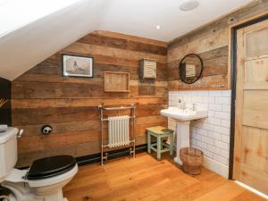 モートン・イン・マーシュにあるCotswold Houseのバスルーム(木製の壁、トイレ、洗面台付) +60枚の写真