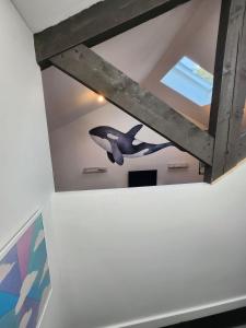 een schilderij van een walvis op het plafond van een kamer bij Studio downtown, proche ville close, Wifi in Concarneau +2 foto's
