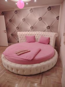 Ένα ή περισσότερα κρεβάτια σε δωμάτιο στο Pinky Belgrade Apartment