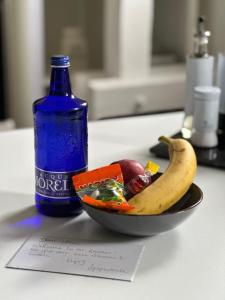 a bowl of fruit and a banana and a bottle at Wohnung im Zentrum von Neuss - Estia Living in Neuss