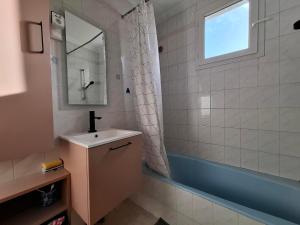 a bathroom with a sink and a mirror and a tub at Chambre Villa Virginie Confort, Cuisine équipée, WiFi Parking jardin, Idéal couple, famille ou télétravail, Accès rapide Paris, Aéroport d'Orly in Vigneux-sur-Seine