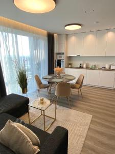 Ruang duduk di Skylum 17th Floor Apartment