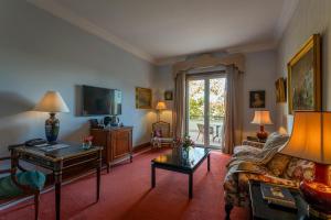 里斯本Pestana Palace Lisboa Hotel & National Monument - The Leading Hotels of the World的带沙发和桌子的客厅