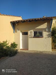 a house with a white door and a window at Studio entrée indépendante idéal vacance ou travail in Istres