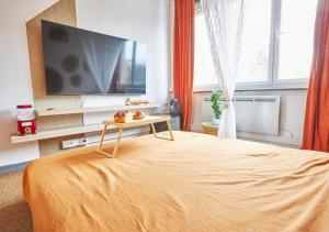 Un dormitorio con una cama con una mesa encima. en Bali Room - Romantic Escape, en Haubourdin