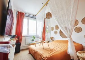 un dormitorio con una cama con mosquitera en Bali Room - Romantic Escape, en Haubourdin