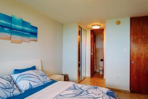 En eller flere senger på et rom på El Combate Oceanview Condo with Pool and Smart TV