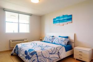 En eller flere senger på et rom på El Combate Oceanview Condo with Pool and Smart TV