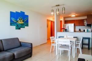 Kjøkken eller kjøkkenkrok på El Combate Oceanview Condo with Pool and Smart TV