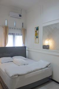 Postel nebo postele na pokoji v ubytování Home Stay Pak Ndan dekat Masjid Ar-Rahman + 11 fotografií