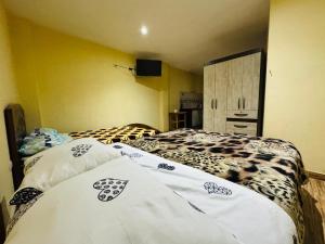 En eller flere senge i et værelse på Casa de huéspedes + 10 billeder