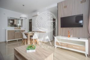 Televízia a/alebo spoločenská miestnosť v ubytovaní Casa Salzburg Ivan Luxury Homes 5ªPlta Sur 1ªLínea