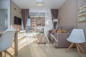 Televízia a/alebo spoločenská miestnosť v ubytovaní Casa Salzburg Ivan Luxury Homes 5ªPlta Sur 1ªLínea