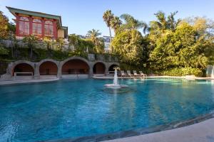 里斯本Pestana Palace Lisboa Hotel & National Monument - The Leading Hotels of the World的建筑物前有喷泉的游泳池