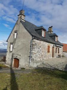 an old stone building with a roof at Maison Chez la Malie in Le Monteil
