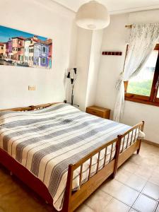 Ένα ή περισσότερα κρεβάτια σε δωμάτιο στο FUN Apartament Punta Prima 2