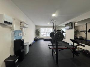 Fitness centrum a/nebo fitness zařízení v ubytování Howard Johnson by Wyndham Fort St. John