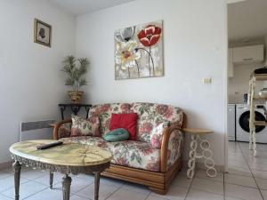 un soggiorno con un divano e un tavolo di Maison 4 pièces, Garage, Proche Plage - FR-1-225C-155 a Banyuls-sur-Mer