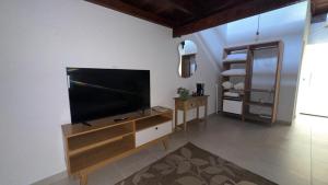TV a/nebo společenská místnost v ubytování Apartamento suíte AC Centro de Brotas SP + 5 fotografií