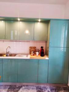 une cuisine avec des armoires bleues et un évier dans l'établissement Casa Margherita parking, à Zoagli