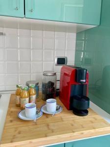 - un comptoir de cuisine avec 2 tasses et une cafetière dans l'établissement Casa Margherita parking, à Zoagli