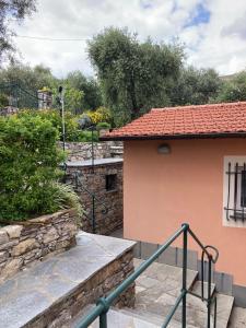 un bâtiment avec un escalier menant à un jardin dans l'établissement Casa Margherita parking, à Zoagli 21 autres photos