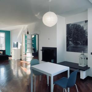 a living room with a white table and chairs at Cas'Ale Suites Foresteria Lombarda in Crema +44 photos