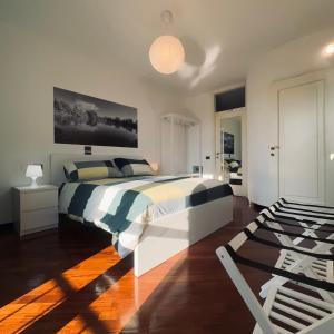 a bedroom with a bed with a black and white at Cas'Ale Suites Foresteria Lombarda in Crema