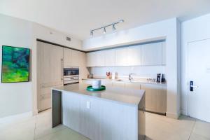 Ocean & City Views l Luxury Beachfront Condo的厨房或小厨房