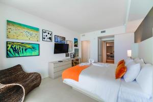 Ocean & City Views l Luxury Beachfront Condo客房内的一张或多张床位